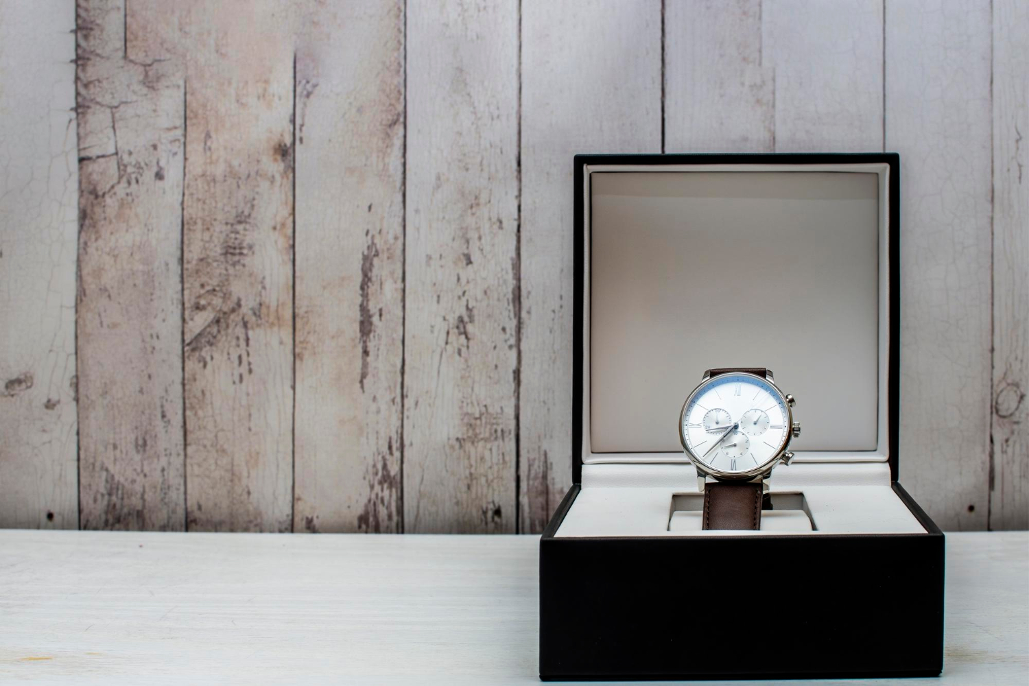 une boite de rangement adaptée pour les montres
